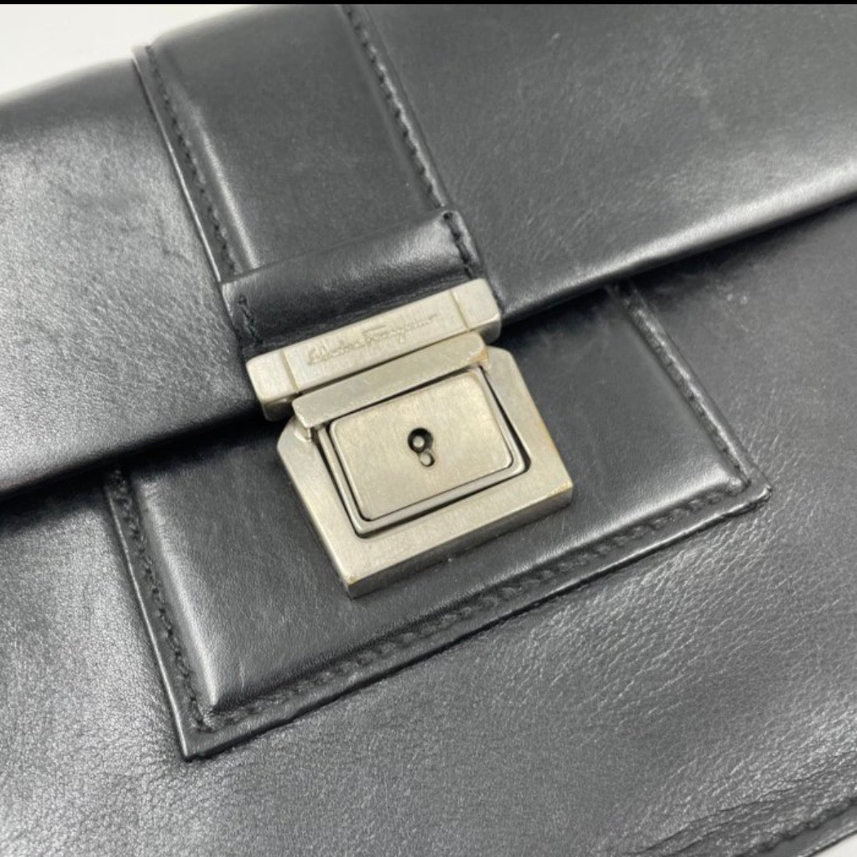 Salvatore Ferragamo Leder-Clutch Schwarz